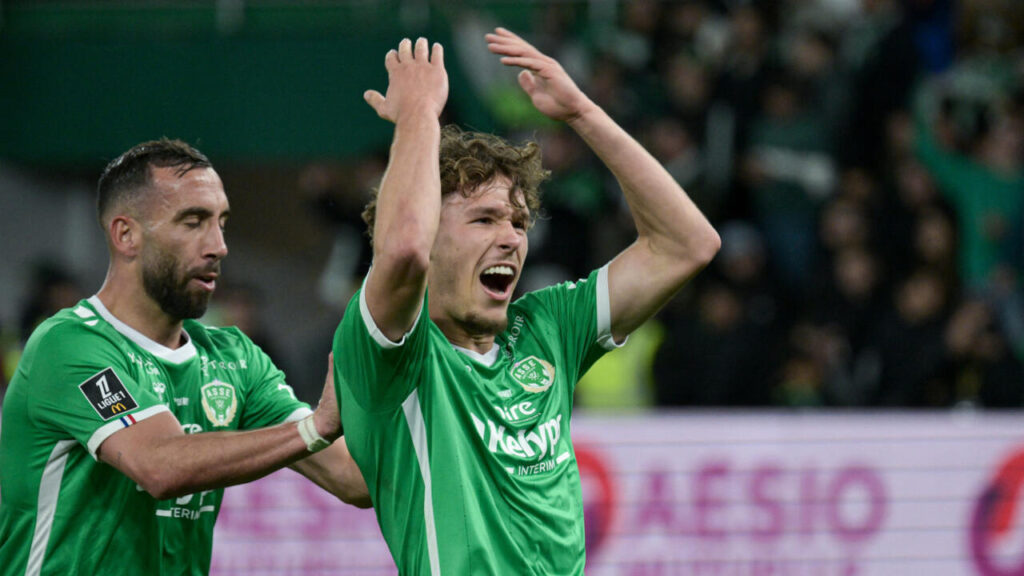 Trận Derby Saint Étienne - Lyon Tạm Dừng 45 Phút Vì Trọng Tài Bị Tấn Công