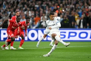 Pierre-Emile Hojbjerg đã cố gắng khuyên bảo Greenwood và Henrique